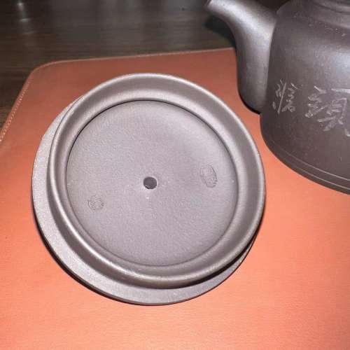 鴻運當頭《黑料》紫砂壺 半手工刻繪款 容量260CC 品相如圖 實物拍攝 一物一拍