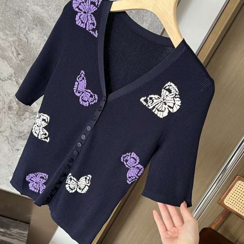 鄂爾多斯24年夏季新品高支棉V領抽條蝴蝶嵌花短袖女針織衫