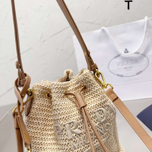 Prada 編織水桶包