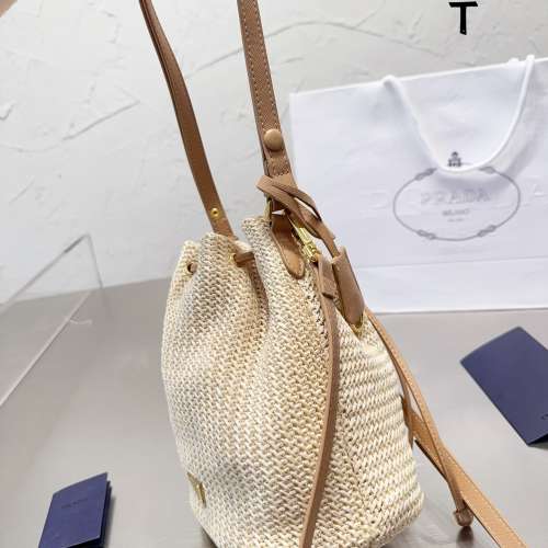 Prada 編織水桶包