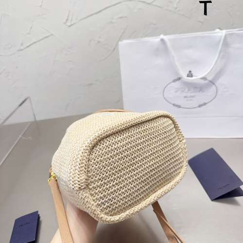 Prada 編織水桶包