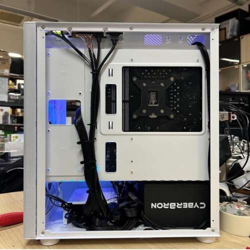 1 TB 雪白 RGB 遊戲電腦