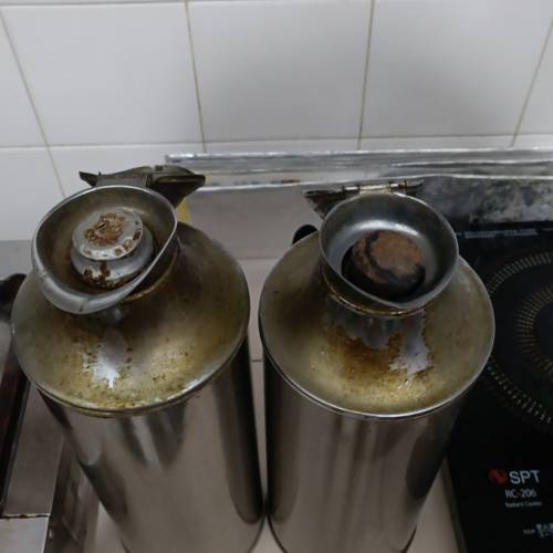 年代已久舊式热水壶，估計不能保溫，可作拍攝或道具用途！售$150