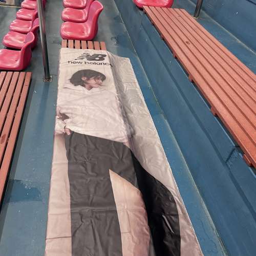 偶像燈箱布；展示後的產物