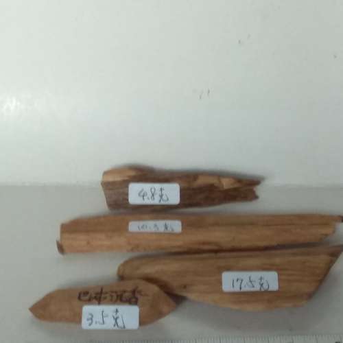 一手四塊巴布輕身沉香原木，燃燒可出香味，收藏家另類選擇，一手四塊共重卅六點一克...