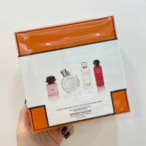 💫免稅正品 HERMES 愛馬仕香水禮盒(絲巾/尼羅河花園/橘彩星光/緋紅火参)x7.5mL | 預...