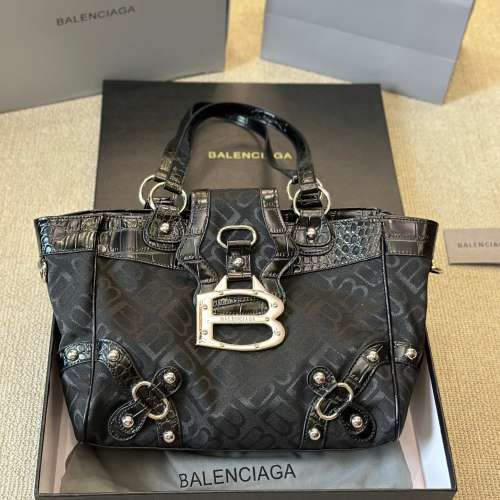 巴黎世家新款Balenciaga 柔軟的大輪廓包包 上身慵懶感立刻get、 真的很喜歡又方便又...