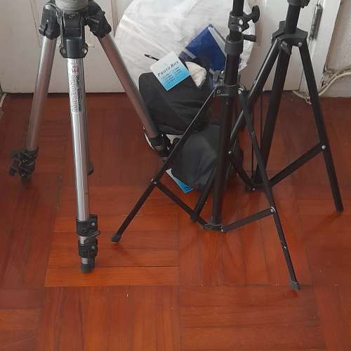 .清理存貨劈價出售。一支影樓專業重型架manfrotto 144,兩支影樓燈架/腳架,及三個攝...