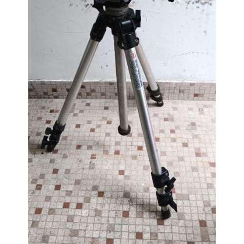 .清理存貨劈價出售。一支影樓專業重型架manfrotto 144,兩支影樓燈架/腳架,及三個攝...