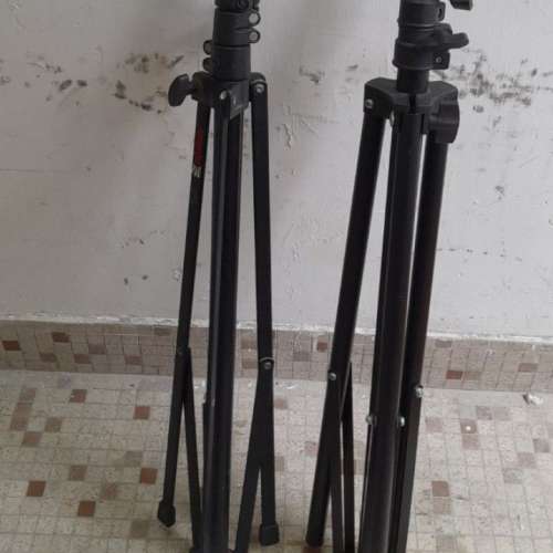 .清理存貨劈價出售。一支影樓專業重型架manfrotto 144,兩支影樓燈架/腳架,及三個攝...