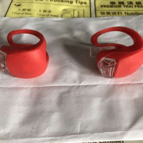 單車安全警示燈紅色可以閃爍郵寄免費