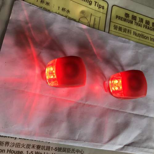 單車安全警示燈紅色可以閃爍郵寄免費