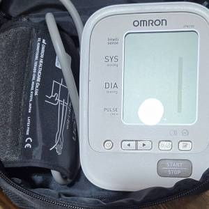 日本製OMRON 歐姆龍上臂式電子血壓計 JPN700