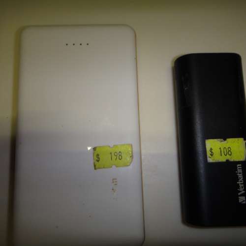 兩隻電話充電器10000 mAh QC快充 5200mAh