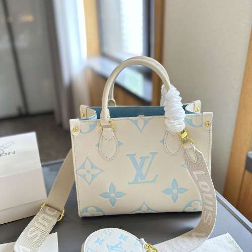 本款OnTheGo手袋释放Monogram Empreinte压纹皮革的娴雅意味