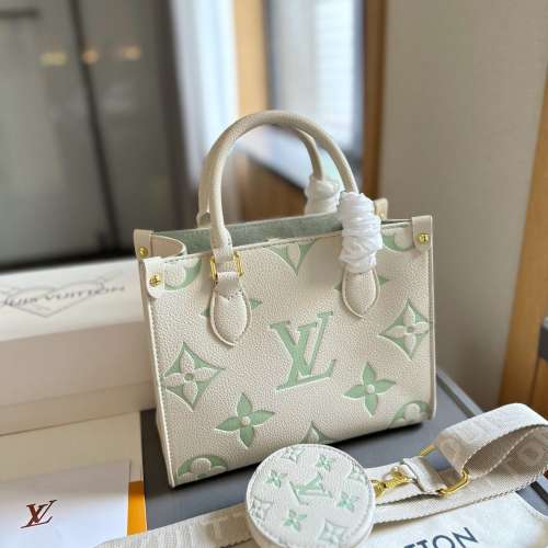 本款OnTheGo手袋释放Monogram Empreinte压纹皮革的娴雅意味