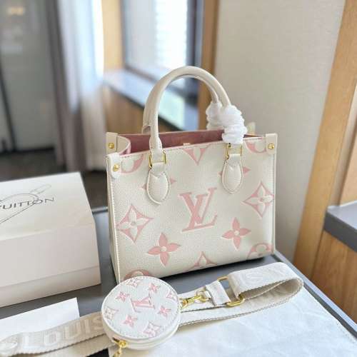 本款OnTheGo手袋释放Monogram Empreinte压纹皮革的娴雅意味