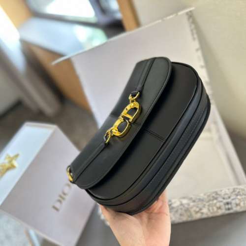 这款 besace 手袋系列新品女包包斜挎包腋下包单肩包