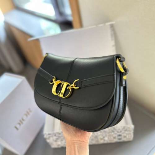 这款 besace 手袋系列新品女包包斜挎包腋下包单肩包