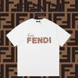 FENDI 芬迪夏季短袖T恤黑白雙色 字母 Logo標識精緻升級，靈感源自八十年代復古男女...