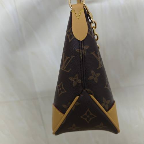 屋企人送嘅包包，基本未用过 鍾意有需要嘅可以联系我