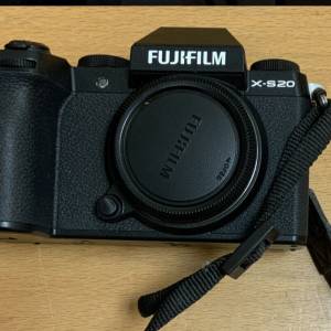Fujifilm X-S20 數位相機套裝，附 3 個鏡頭充電器、閃光燈和便攜包