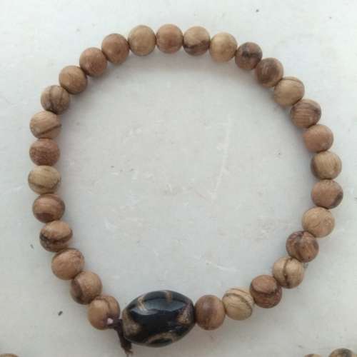 6mm 沉香木珠手串，配上一粒天珠，一條120元3條200元。多量價錢可商議 no.A7.6.24