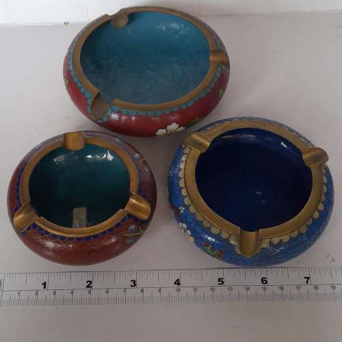 一手三個景泰藍煙灰盅約四吋半/ 四吋/三吋，北京舊工，工藝品收藏佳品 ，清貨價共售...