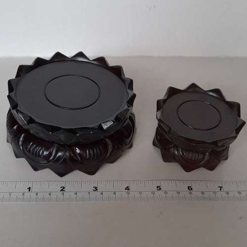 一手兩個名貴檀木蓮花座，三寸及四寸，底面可以互相互換，加送兩個兩吋沉香木佛祖。...