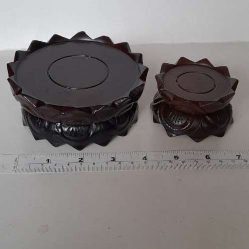 一手兩個名貴檀木蓮花座，三寸及四寸，底面可以互相互換，加送兩個兩吋沉香木佛祖。...