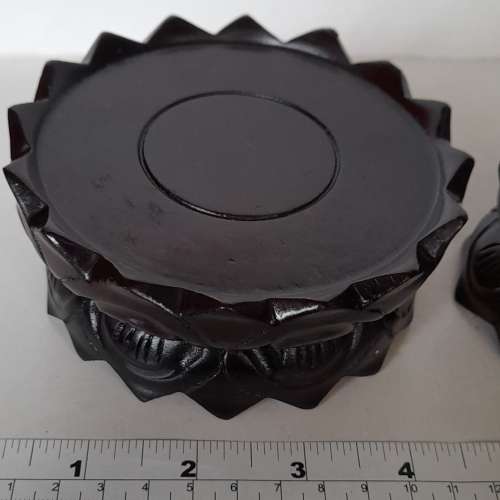 一手兩個名貴檀木蓮花座，三寸及四寸，底面可以互相互換，加送兩個兩吋沉香木佛祖。...