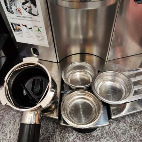 Delonghi 半自動咖啡機