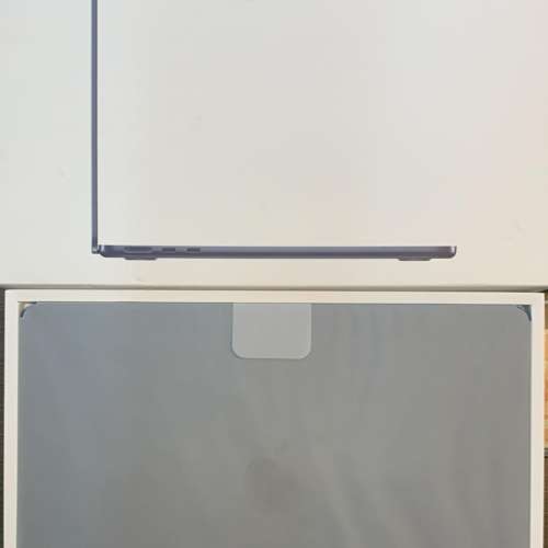 全新、行貨 MacBook Air 2024年 M3 256GB，配件全新、只充過兩次電，原價 $8999