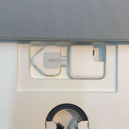 全新、行貨 MacBook Air 2024年 M3 256GB，配件全新、只充過兩次電，原價 $8999