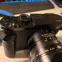 Leica Q + handgrip + SF26 flashlight