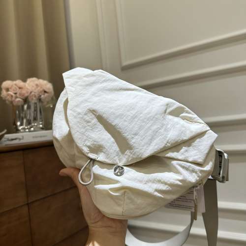 Lululemon 加拿大奧運同款小包包Curved CrossbodyBag