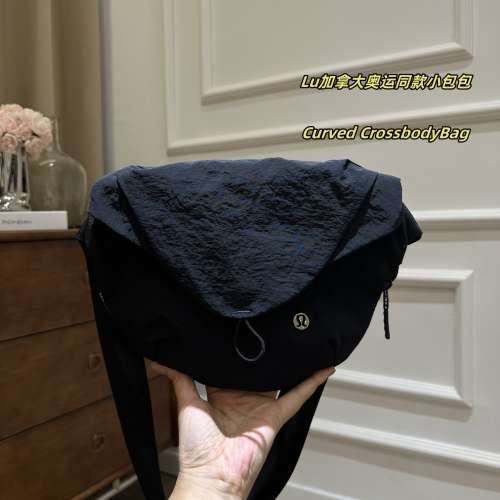 Lululemon 加拿大奧運同款小包包Curved CrossbodyBag