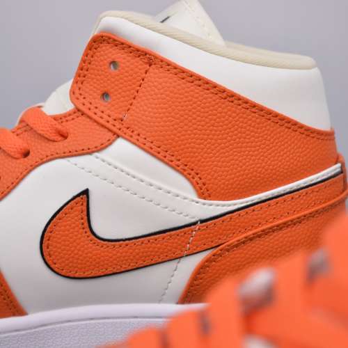 Air Jordan 1 Mid 白橙扣碎