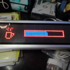 LED 標誌 10 x 3 英吋 USB 和應用程式 可程式化留言板 滾動 LED 標誌 室內 適用於商...
