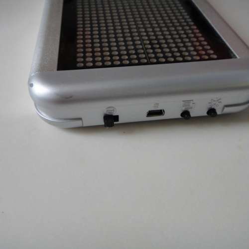 LED 標誌 10 x 3 英吋 USB 和應用程式 可程式化留言板 滾動 LED 標誌 室內 適用於商...