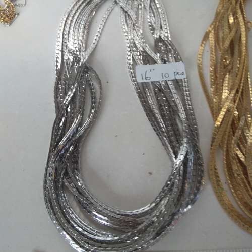 清理存貨，30條銅鏈加數十條雜款銅頸鏈如照片顯示。全部共售200元，no.A1.7.24