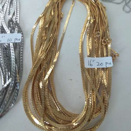 清理存貨，30條銅鏈加數十條雜款銅頸鏈如照片顯示。全部共售200元，no.A1.7.24