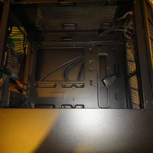 Cooler Master MasterBox MB320L 機箱 鋼化玻璃側板