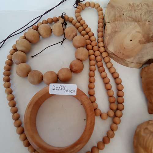 一手七款崖柏擺件珠串，崖柏有獨特香味，有驅蚊蟲效果，清貨價共售300元，歡迎出價...