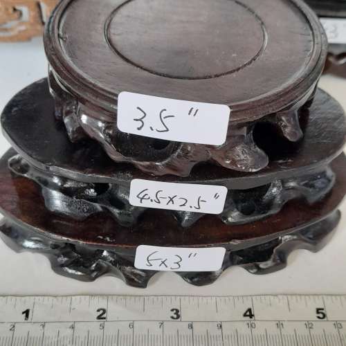 一手九個黑檀木/雞翅木/樹根木座如照片顯示，清貨價共售三百八十元。no.11.7.24