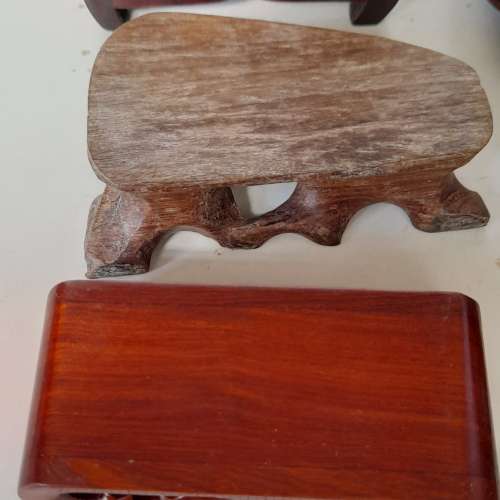 一手16個紅木/樹根木座如照片顯示，清貨價共售三百八十元。no.13.7.24