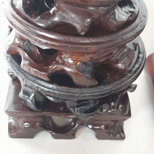 一手16個紅木/樹根木座如照片顯示，清貨價共售三百八十元。no.13.7.24