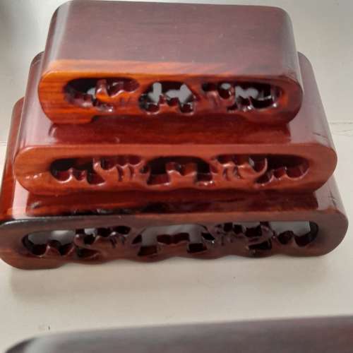 一手16個紅木/樹根木座如照片顯示，清貨價共售三百八十元。no.13.7.24