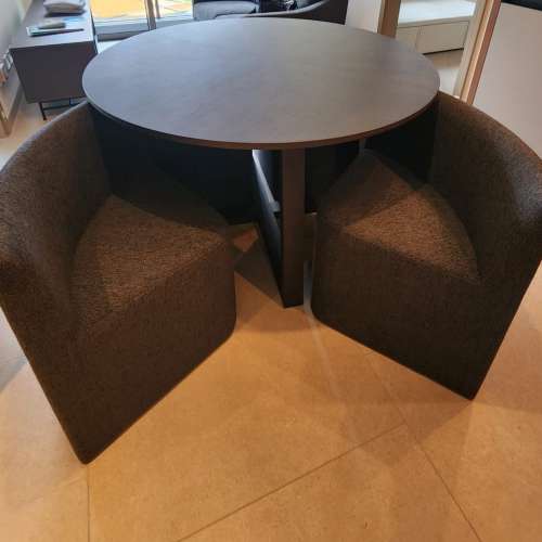 放售全新Indigo Living 4座位餐桌枱連櫈