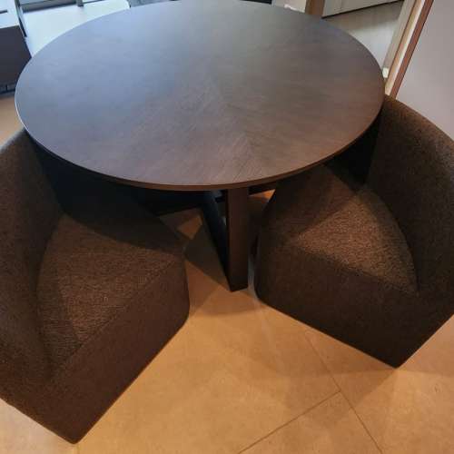 放售全新Indigo Living 4座位餐桌枱連櫈